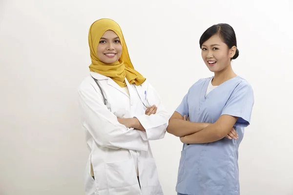 Asiatische Krankenschwester Und Arzt Auf Dem Weißen Hintergrund — Stockfoto