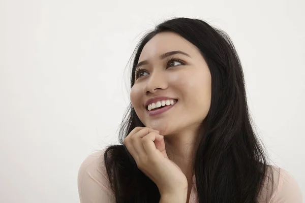 Ritratto Una Donna Pensante Sorridente Che Alza Sguardo Isolata Sul — Foto Stock