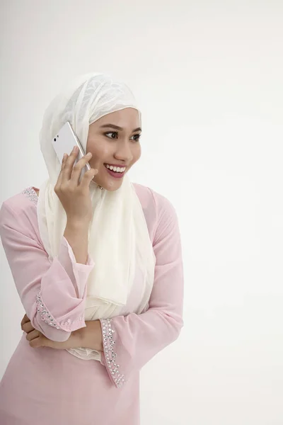 Malaysier Mit Tudung Handy Gespräch — Stockfoto