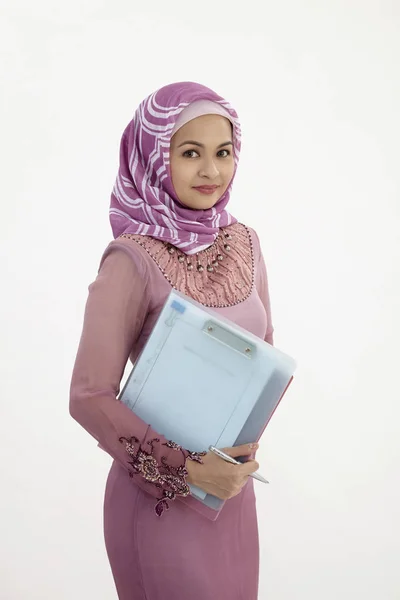 Mujer Malaya Vistiendo Baju Kurung Sosteniendo Documentos — Foto de Stock