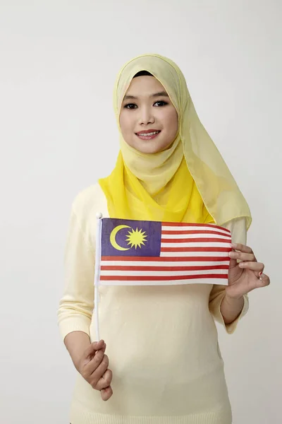 Malajski Kobieta Trzymając Mała Flaga Malezji — Zdjęcie stockowe