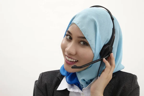 Malajiska Receptionist Bär Tudung Poserar Vit Bakgrund — Stockfoto