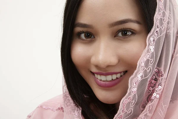 Donna Malese Indossa Baju Kurung Rosa Vestiti Tradizionali Posa Studio — Foto Stock