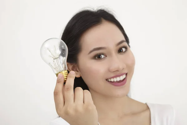 Малайская Женщина Держит Концепцию Лампочки Идея — стоковое фото