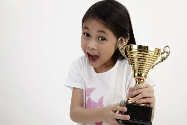 Malay Menina Segurando Troféu Ouro — Fotografia de Stock