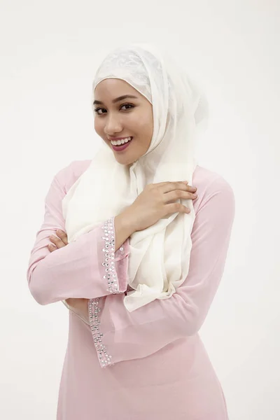 Confidient Malay Kobieta Różowe Baju Kurung Patrząc Kamery — Zdjęcie stockowe