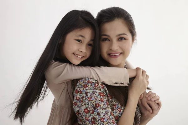 mutlu anne kızına beyaz zemin üzerine izole Piggy geri bırakacak