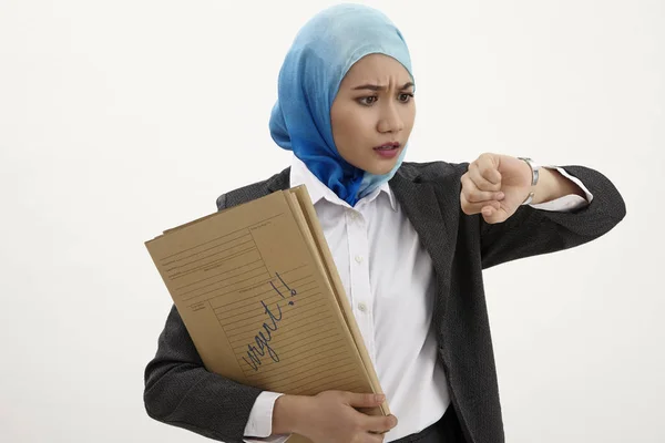 Yığın Belgeleri Tutan Malay Kadın Endişeli — Stok fotoğraf