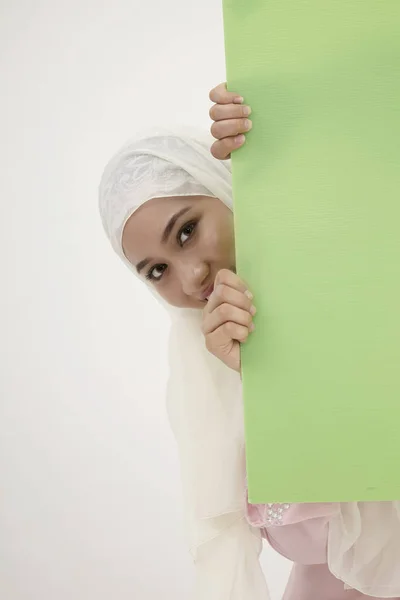 Mujer Malaya Con Tudung Detrás Pancarta Verde —  Fotos de Stock