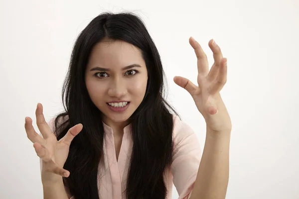 愤怒的马来女人双手张开 — 图库照片
