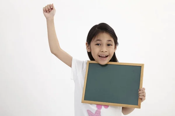 Niedliches Kleines Mädchen Mit Einer Kreidetafel Isoliert Auf Weiß — Stockfoto