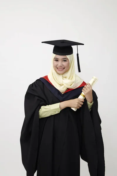 Gelukkig Jonge Vrouw Mortarboard Bezit Van Diploma Lachend Camera — Stockfoto