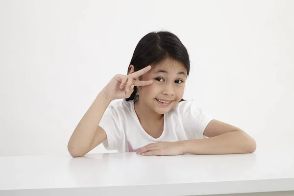 Mała Dziewczynka Siedzi Znakiem Vitory — Zdjęcie stockowe