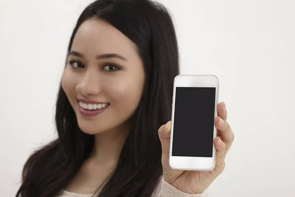 Mujer Malaya Mostrar Una Pantalla Blanco Teléfono Inteligente —  Fotos de Stock