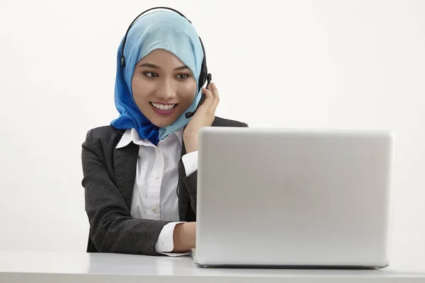 Malaiische Empfangsdame Mit Tudung Posiert Auf Weißem Hintergrund — Stockfoto