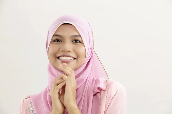 Malaiische Frau Mit Tudung Sitzt Vor Der Kamera — Stockfoto