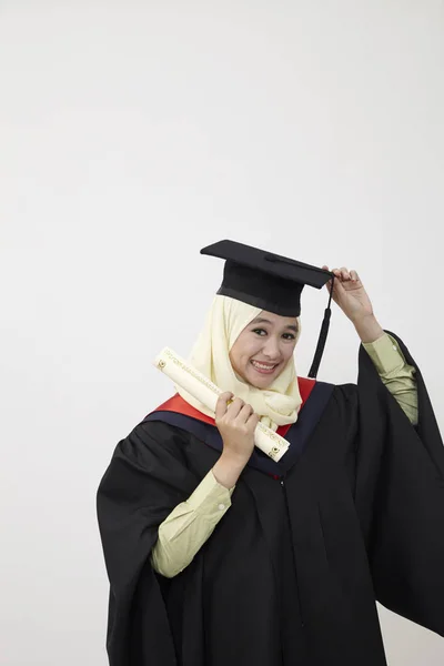 Diploma Tutarak Kameraya Gülümseyen Kolej Mutlu Genç Kadın — Stok fotoğraf