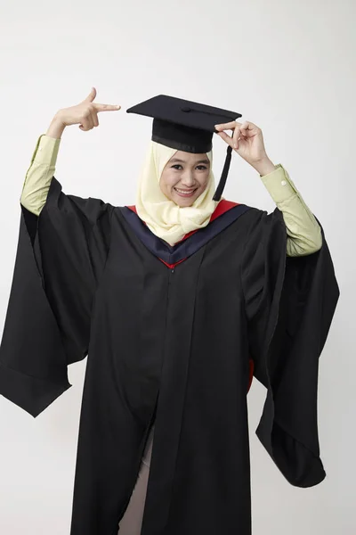 Gelukkig Jonge Vrouw Mortarboard Geïsoleerd Grijs — Stockfoto