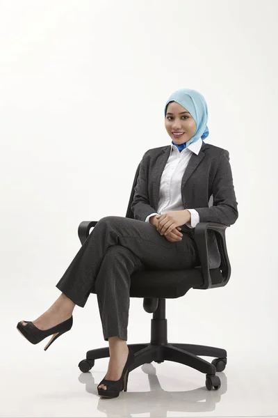 Malajiska Kvinna Med Tudung Tittar Kameran Med Confidient — Stockfoto