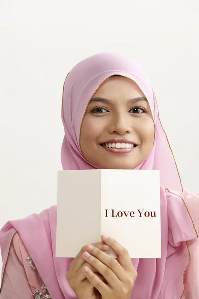 Malaiische Frau Mit Tudung Hält Ich Liebe Dich Grußkarte — Stockfoto