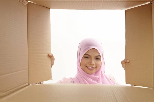 Bir Karton Kutusunu Açıp Içeri Arayan Kadın Yer Değiştirme Açma — Stok fotoğraf