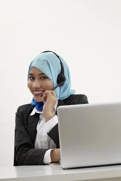 Malaiische Empfangsdame Mit Tudung Posiert Auf Weißem Hintergrund — Stockfoto