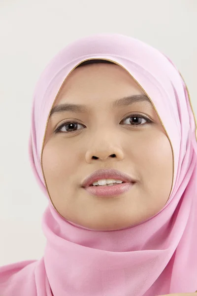 Tudung カメラ目線でマレー語の女性のクローズ アップ — ストック写真