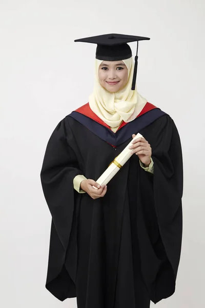 Gelukkig Jonge Vrouw Mortarboard Bezit Van Diploma Lachend Camera — Stockfoto
