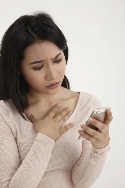 Žena Cítí Smutné Sledovat Chytrý Telefon — Stock fotografie