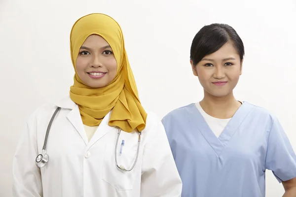 Asiático Enfermera Médico Blanco Fondo —  Fotos de Stock