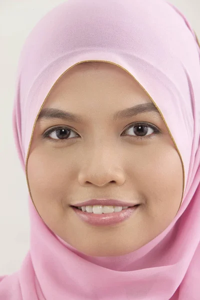 Close Mulher Malaia Com Tudung Olhando Para Câmera — Fotografia de Stock