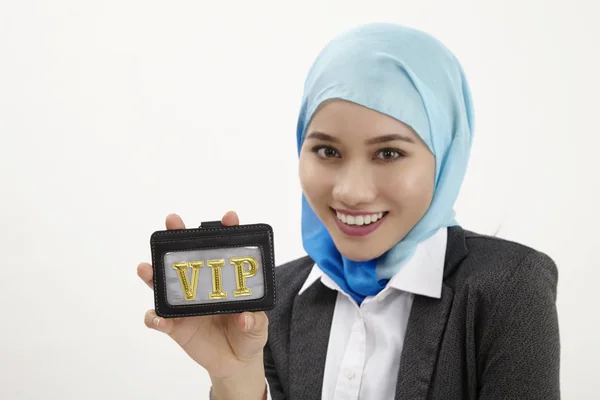 Mujer Negocios Malaya Sosteniendo Una Tarjeta Vip Pass — Foto de Stock