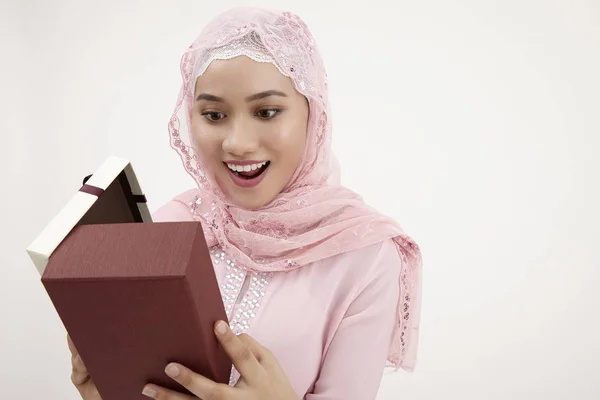 马来妇女与头巾持有礼物 — 图库照片