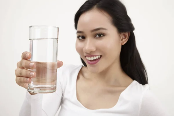 Mujer Malaya Sosteniendo Vaso Agua —  Fotos de Stock