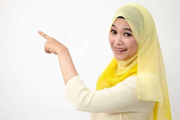 Mulher Malaia Mostrando Apontar Com Gesto Mão — Fotografia de Stock