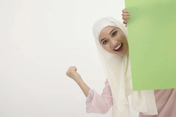 Mujer Malaya Con Tudung Detrás Pancarta Verde —  Fotos de Stock