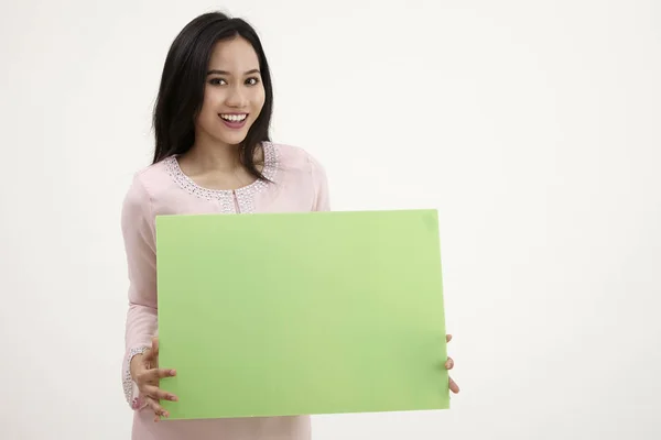 Malayo Usando Baju Kurung Sosteniendo Una Tarjeta Blanco — Foto de Stock