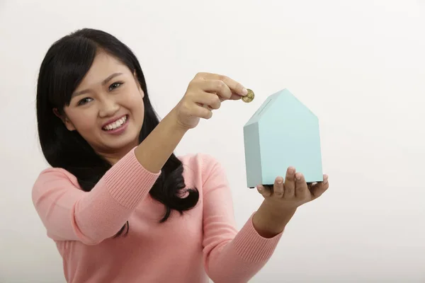 Mujer Sosteniendo Una Caja Moneda Forma Casa Sobre Fondo Blanco — Foto de Stock