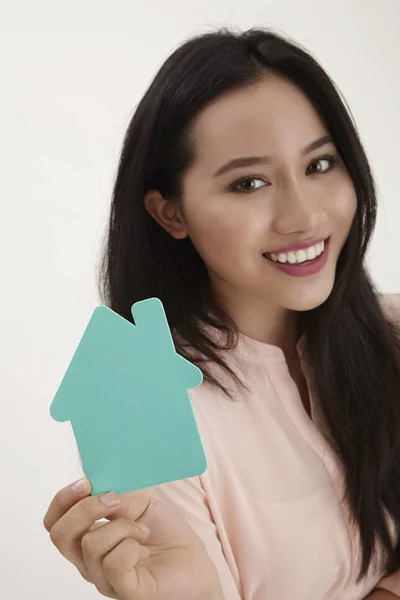 Mujer Malaya Sosteniendo Una Casa Forma Cartón — Foto de Stock