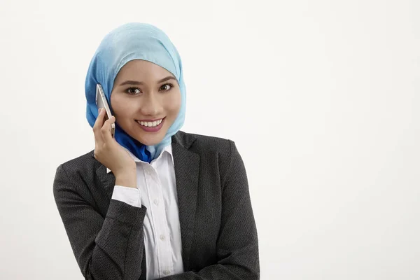 Malajiska Affärskvinna Talar Med Mobiltelefon — Stockfoto