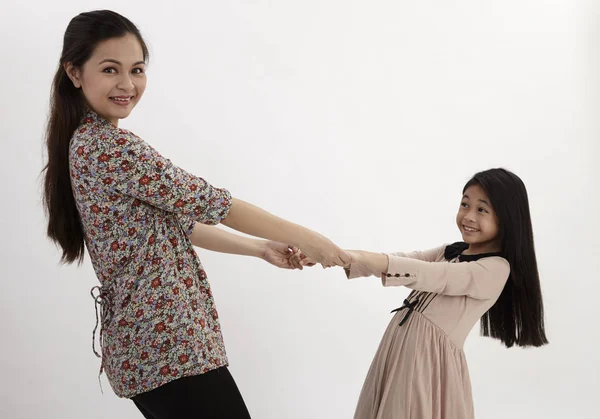 Anne ve kızı birbirlerine studio poz çekerek