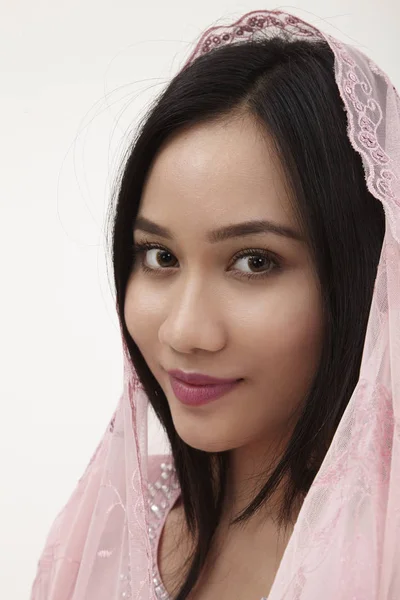 Malayo Mujer Usando Rosa Baju Kurung Tradicional Ropa Posando Estudio — Foto de Stock