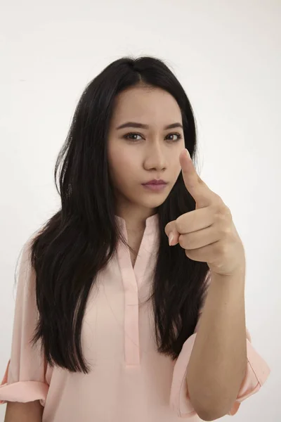 Porträtt Ung Arg Kvinna Pekande Finger Kamera — Stockfoto