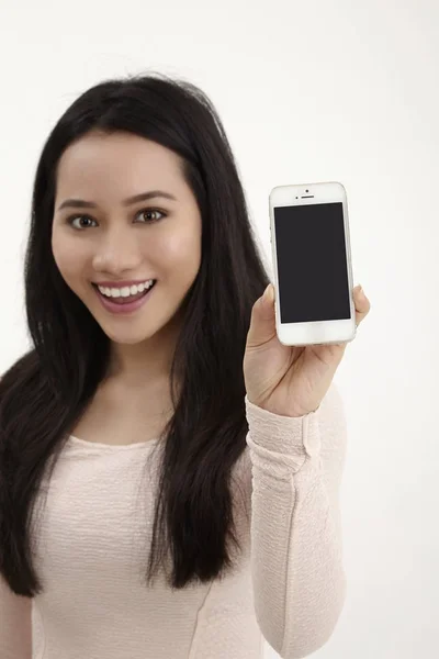 Maleis Vrouw Toon Een Leeg Scherm Smartphone — Stockfoto
