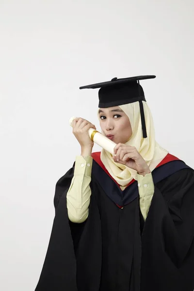 Diploma Tutarak Kameraya Gülümseyen Kolej Mutlu Genç Kadın — Stok fotoğraf