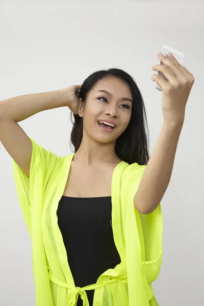 Csinos Lány Vesz Egy Önarckép Szúró Telefon Ázsiai Lány Selfie — Stock Fotó