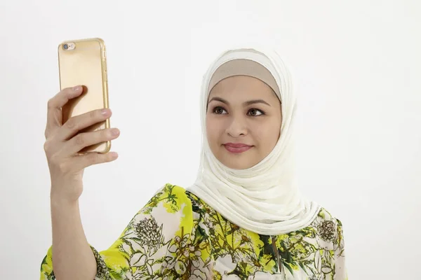 Malaio Mulher Vestindo Tudung Fazendo Selfie — Fotografia de Stock