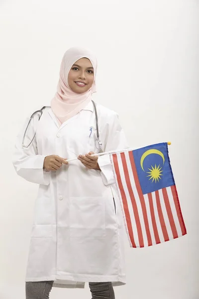 Médico Femenino Malayo Con Bandera Malasia Sobre Fondo Blanco —  Fotos de Stock