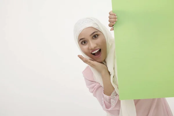 Mujer Malaya Con Tudung Detrás Pancarta Verde — Foto de Stock