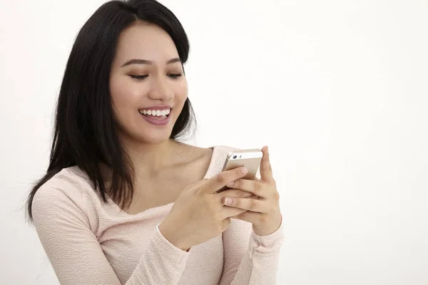 Щаслива Красива Молода Жінка Текстові Повідомлення Серфінг Мережі Своїм Смартфоном — стокове фото